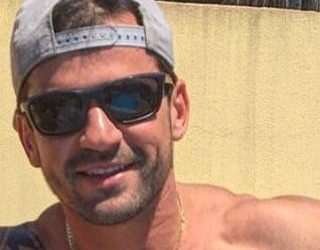 Rodolfo Cabriny estava em uma embarcação, uma espécie de tablado, no meio do lago, quando desequilibrou, caiu de costas na água