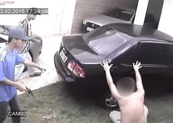 Além dos carros mais roubados em Goiás, números também relatam a insegurança no Estado. Na foto, imagens de segurança mostraram assaltantes fazendo família no Setor Moinho Dos Ventos, em 2016. Com violência, eles levaram vários pertences, além de um carro | Foto: Reprodução