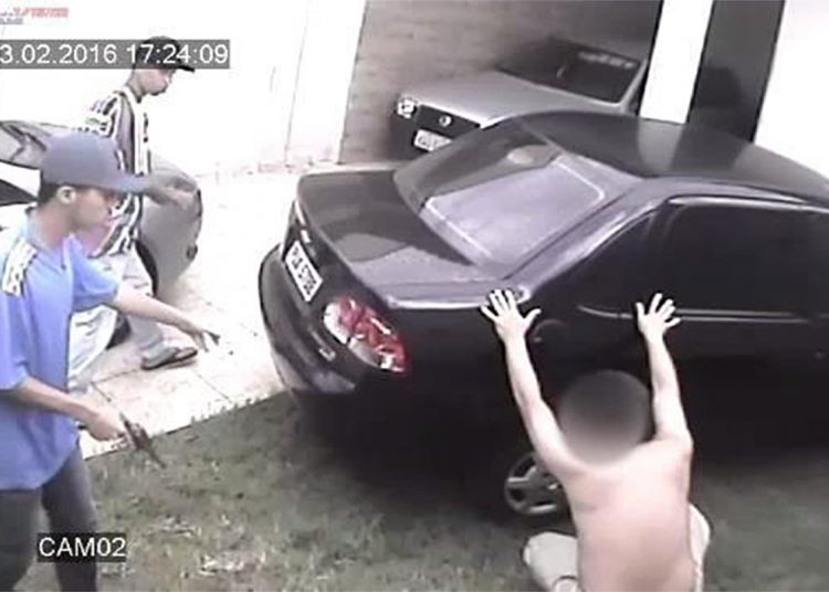 Além dos carros mais roubados em Goiás, números também relatam a insegurança no Estado. Na foto, imagens de segurança mostraram assaltantes fazendo família no Setor Moinho Dos Ventos, em 2016. Com violência, eles levaram vários pertences, além de um carro | Foto: Reprodução