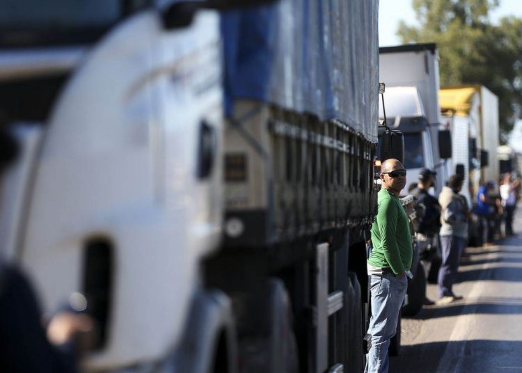 Caminhoneiros fazem protesto contra a alta no preço dos combustíveis. Ação pode gerar desabastecimento em Goiânia | Foto: Marcelo Camargo/Agência Brasil