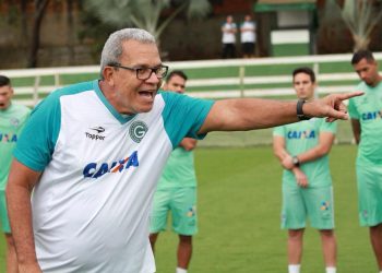 Hélio irrita-se com protesto da torcida: 'Não trabalho com apadrinhamento' | Foto: Rosiron Alves/GEC
