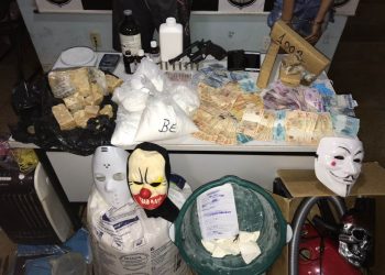 Materiais encontrados na residência do investigado, que tentou subornar policiais e foi preso em flagrante | Foto: Divulgação