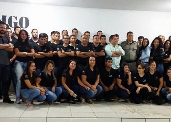 Alunos do 1º e 3º período do curso de Gestão em Segurança Pública da Faculdade Alfredo Nassar posam para foto junto à equipe do Bope Goiânia e professores | Foto: Reprodução