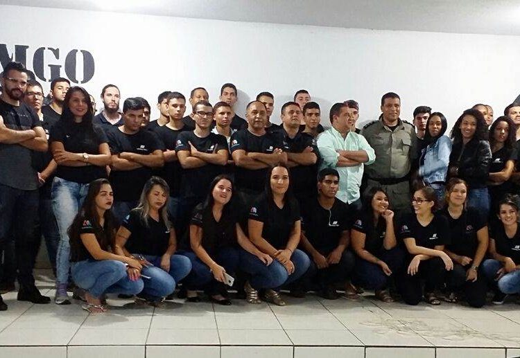 Alunos do 1º e 3º período do curso de Gestão em Segurança Pública da Faculdade Alfredo Nassar posam para foto junto à equipe do Bope Goiânia e professores | Foto: Reprodução