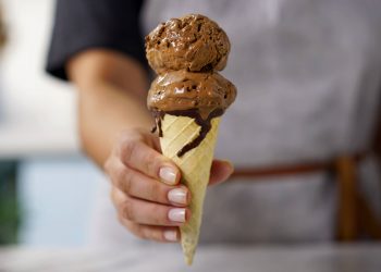 Sorvete de graça é uma ação que virou tradição da Creme Mel para homenagear os fiéis da Festa de Trindade | Foto: Reprodução