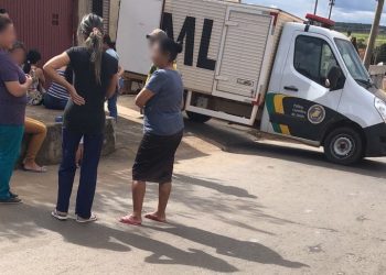 Dentro da residência da vítima, a polícia encontrou uma pistola Taurus 4.5 mm, além de um distintivo de investigador particular | Foto: Leitor/Whatsapp