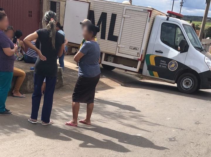 Dentro da residência da vítima, a polícia encontrou uma pistola Taurus 4.5 mm, além de um distintivo de investigador particular | Foto: Leitor/Whatsapp