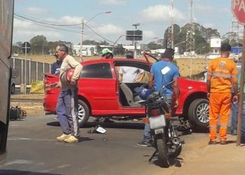Em alta velocidade, motociclista bate contra carro em rotatória de Anápolis | Foto: Leitor / Whatsapp