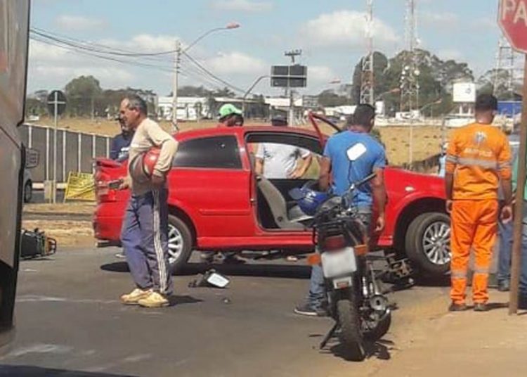 Em alta velocidade, motociclista bate contra carro em rotatória de Anápolis | Foto: Leitor / Whatsapp