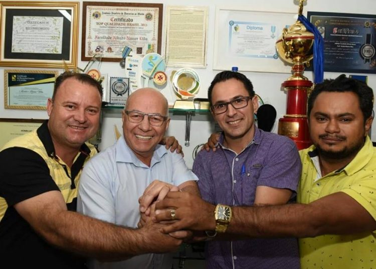 Professor Alcides angaria apoio massivo da Câmara de Aparecida. Na foto, Fábio Ideal (PSC), Professor Alcides Ribeiro (PP), Lelis Pereira (DEM) e Erivelton Contador (PSDC) | Foto: Reprodução / Facebook