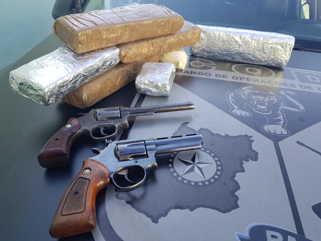 Quatro armas foram encontradas sob posse dos criminosos | Foto: Reprodução 