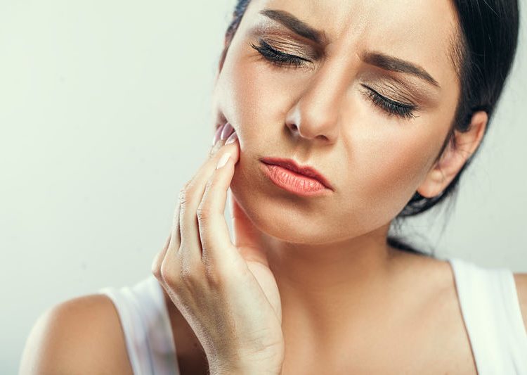 Relação entre dor de cabeça e problema nos dentes existe | Foto: Reprodução