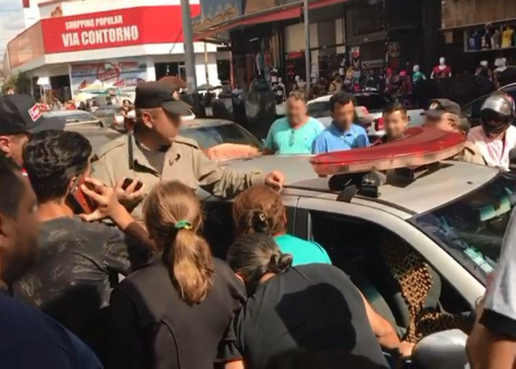 Homem foi preso pela PM após assaltos na Rua 44 | Foto: Leitor / Folha Z