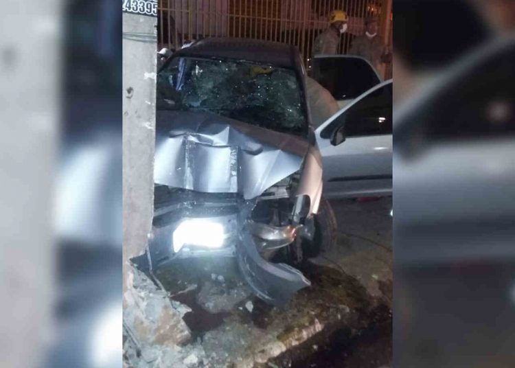 Celta ficou bastante danificado após a colisão com um poste | Foto: reprodução