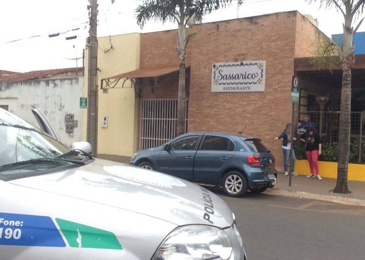 A vítima foi alvejada quando preparava para descer do carro | Foto: Leitor Folha Z