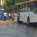 Fios elétricos ficaram sobre o ônibus e espalhados pela Praça Universitária | Foto: Leitor