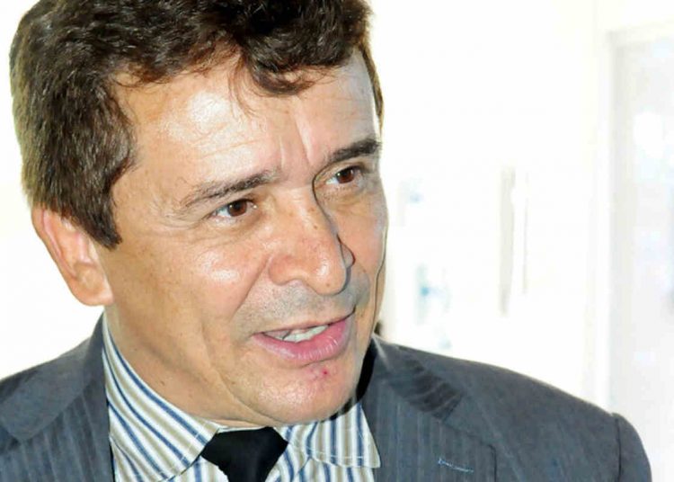 Ezízio Barbosa entregou a carta de demissão ao prefeito Gustavo Mendanha nesta quinta-feira, 17 | Foto: Reprodução