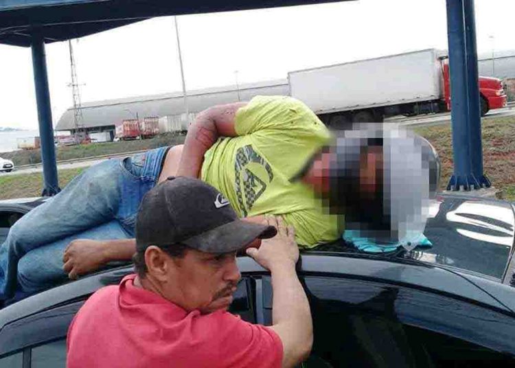 Ao desviar de pedestre, motociclista é arremessado sobre carro na BR-153 | Foto: Leitor / Whatsapp