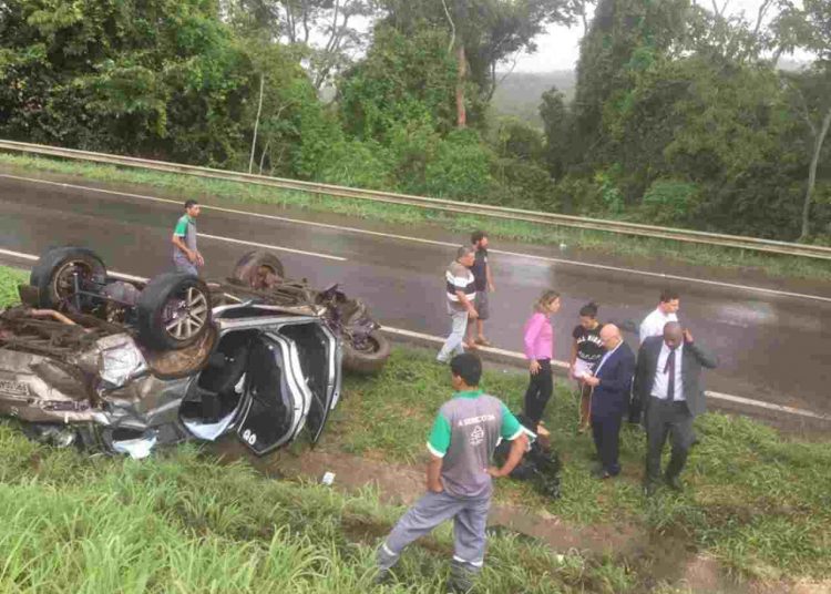 Veículo ocupado pelo deputado Professor Alcides capotou em Rodovia Federal nesta quarta-feira, 31 | Foto: Valdemy Teixeira