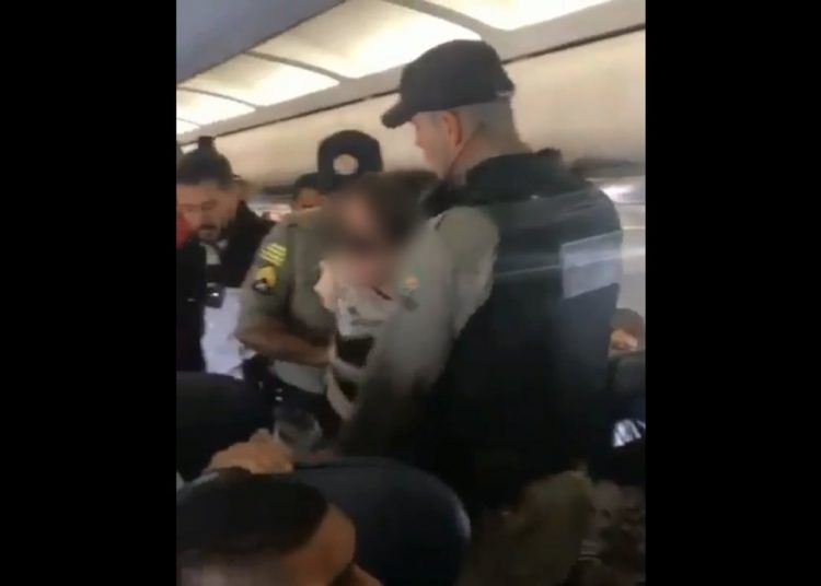 Por bagagem, mulher causa confusão e é retirada de avião em Goiânia | Foto: Reprodução