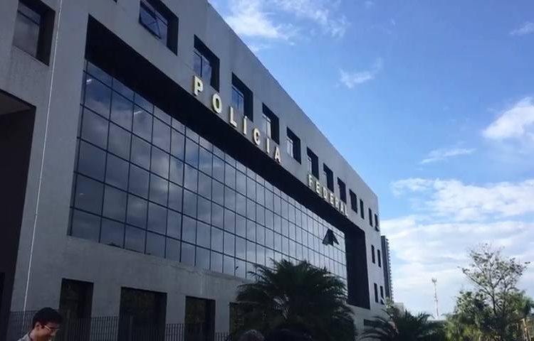 Manifestações ocorrem em frente à PF após prisão de Marconi Perillo | Foto: Reprodução