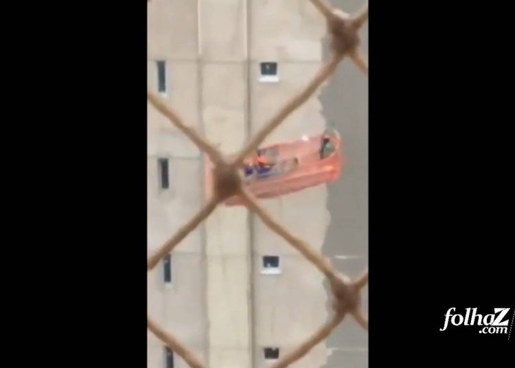 Momento em que o andaime girava pela ventania | Foto: reprodução