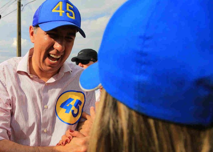 Governador Zé Eliton vive dois dilemas; ele quer entrar para a história de Goiás como o 2º governador, abraçado por Marconi Perillo, a levar a disputa ao governo para o segundo turno contra a oposição | Foto: Instagram José Eliton