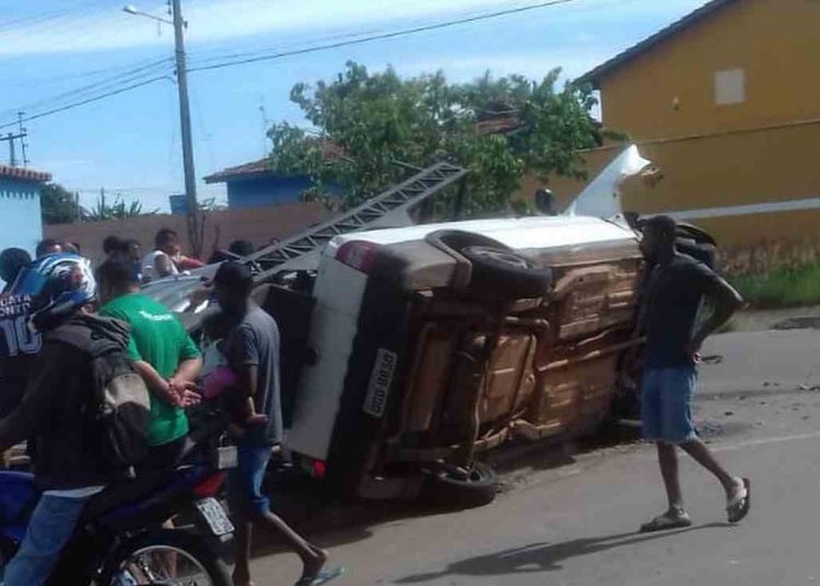 Com o impacto, um dos veículos capotou | Foto: reprodução