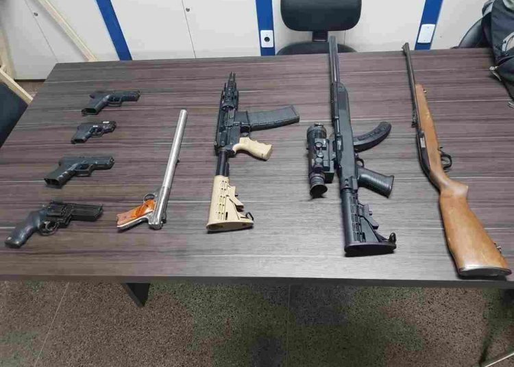 Foram apreendidas oito armas de fogo, entre elas um fuzil americano marca Spikes Tactical calibre 556, com suspeitos de integrarem facção Comando Vermelho | Foto: Divulgação/PC
