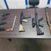 Foram apreendidas oito armas de fogo, entre elas um fuzil americano marca Spikes Tactical calibre 556, com suspeitos de integrarem facção Comando Vermelho | Foto: Divulgação/PC