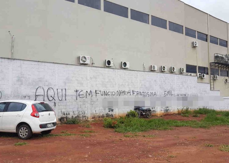 Câmara de Aparecida amanhece pichada com denúncia anônima. Folha Z optou por omitir nome de funcionária citada na mensagem | Foto: Folha Z
