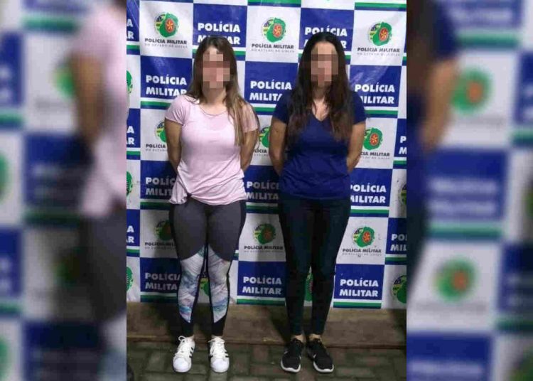 Jovens estelionatárias são presas com cartão furtado no Goiânia Shopping | Foto: Divulgação/PM