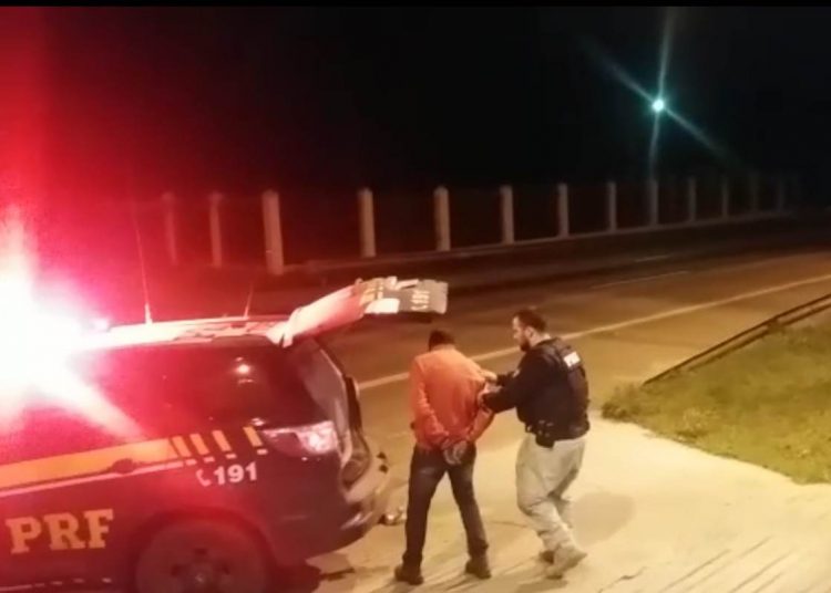 O suspeito foi detido na unidade da PRF, em Goiânia | Foto: divulgação