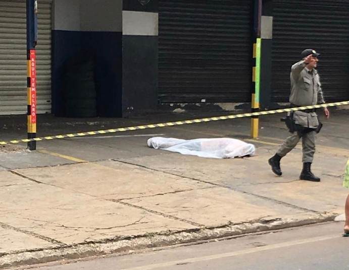 Homem foi morto a tiros no Parque das Amendoeiras, em Goiânia | Foto: Leitor / FZ