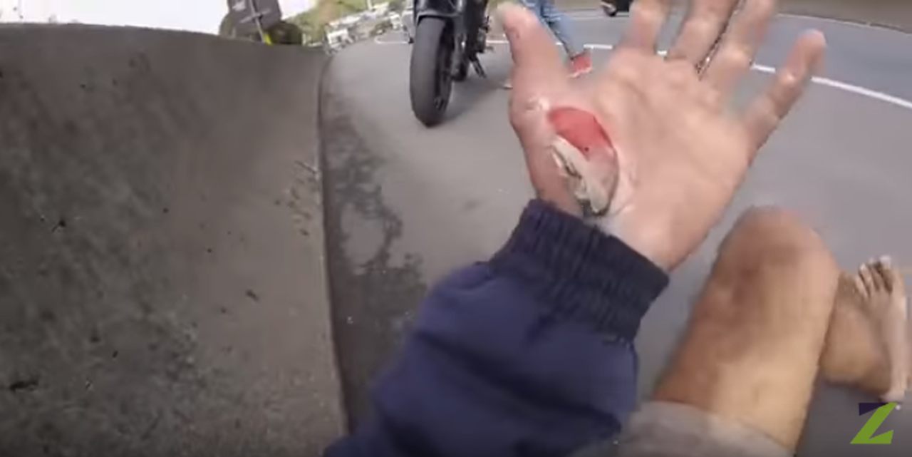 Motociclista de bermuda chinelo pode