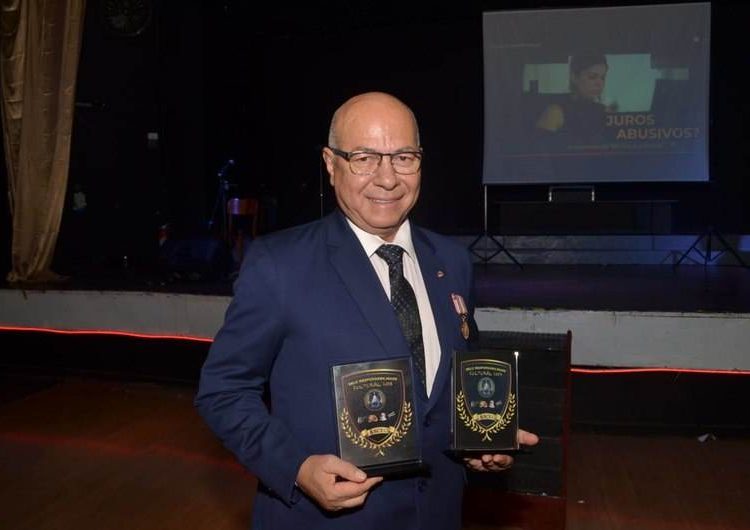 Professor Alcides em premiação da Ancec no último domingo, 26 | Foto: Divulgação