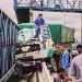 Caminhão quase tomba na rampa do túnel da Vila Redenção na BR-153, em Goiânia | Foto: reprodução