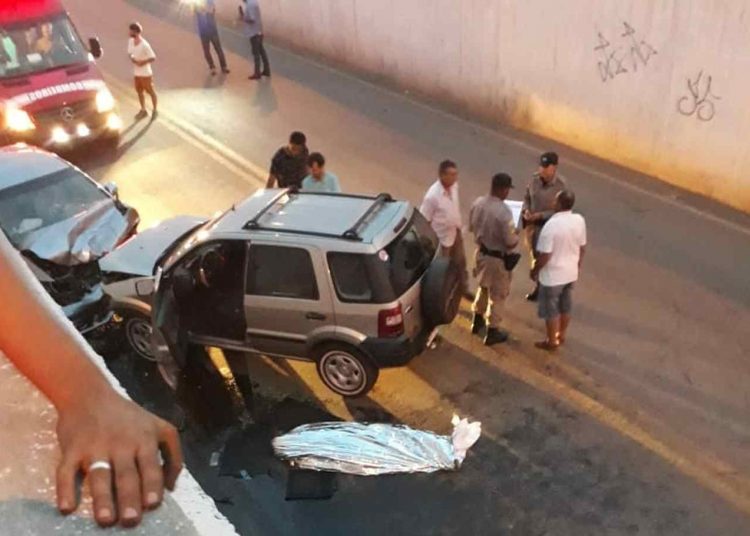 Durante vários minutos, os socorristas tentaram reanimar a vítima por meio de massagem cardíaca | Foto: divulgação