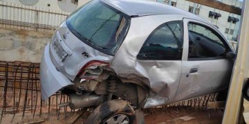Carro quase cai em trincheira após ser atingido por bêbado em Aparecida | Foto: Brazil Nunes