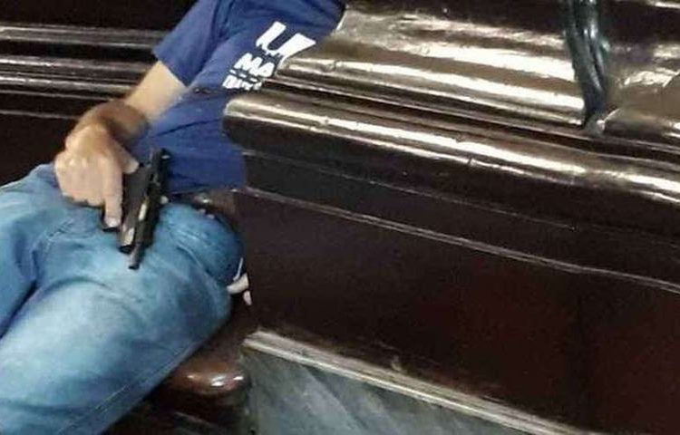 No corpo do autor de ataque à Catedral de Campinas foram encontrados um revólver calibre 38 e uma pistola | Foto: Reprodução