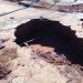Asfalto cedeu após instalação de cano da BRK na Rua José Epaminondas Costa, na Vila Maria, em Aparecida | Foto: Hélio Martins