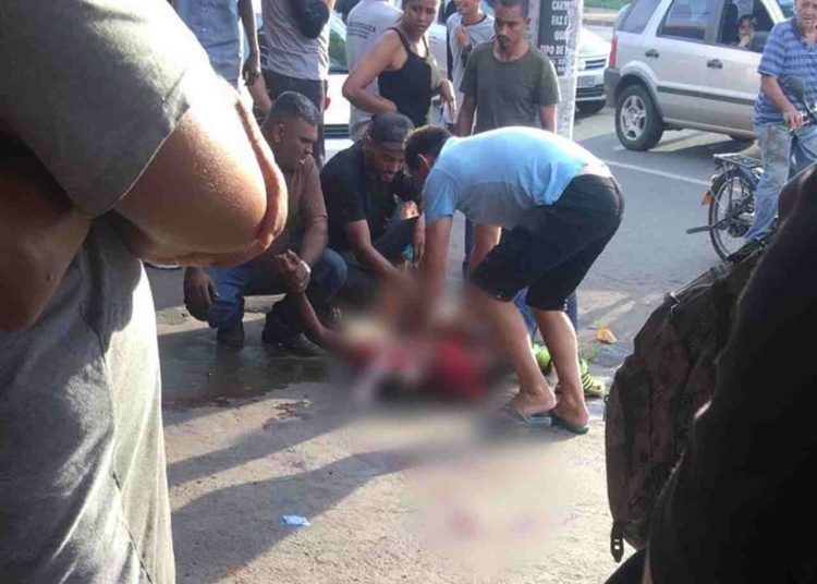 Populares tentaram estancar o sangramento após a garrafada no pescoço com um pano, até a chegada do socorro | Foto: reprodução