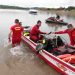 Bombeiros fazem buscas após helicóptero cair no Lago Corumbá, em Caldas Novas | Foto: Corpo de Bombeiros