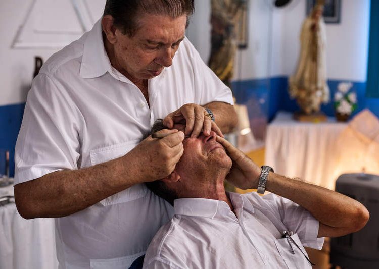 Médium João de Deus costuma fazer cirurgias sem anestesia, alegando estar 'incorporado' por espírito de um médico | Foto: Reprodução