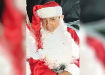 João de Deus costumava se vestir de Papai Noel para a festa de Natal da Casa da Sopa, instituição filantrópica fundada por ele para prestar assistência social a moradores de Abadiânia. Em 2018, um amigo do médium o substitui no papel | Foto: Reprodução