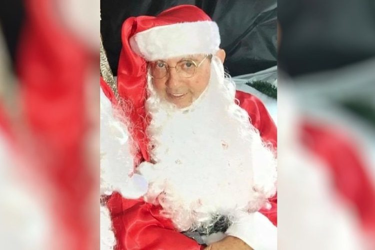 João de Deus costumava se vestir de Papai Noel para a festa de Natal da Casa da Sopa, instituição filantrópica fundada por ele para prestar assistência social a moradores de Abadiânia. Em 2018, um amigo do médium o substitui no papel | Foto: Reprodução