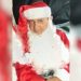 João de Deus costumava se vestir de Papai Noel para a festa de Natal da Casa da Sopa, instituição filantrópica fundada por ele para prestar assistência social a moradores de Abadiânia. Em 2018, um amigo do médium o substitui no papel | Foto: Reprodução