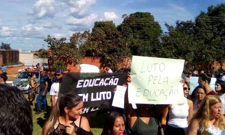 Inauguração do Hospital Municipal de Aparecida tem protesto de professores | Foto: Leitor / Folha Z