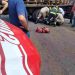 Motociclista ficou preso nas rodas traseiras do caminhão após a colisão | Foto: reprodução