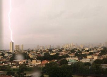 Raio atinge prédio em Goiânia durante tempestade chuva forte | Foto: Dyogo Amorim